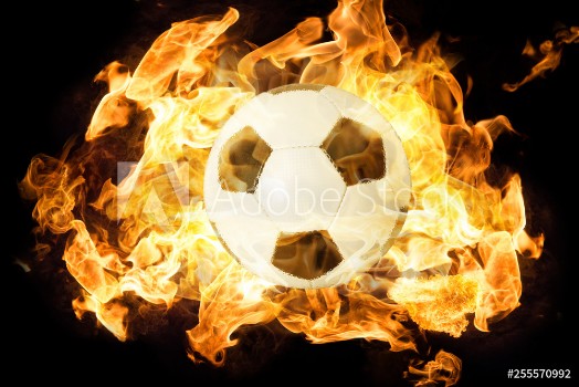 Bild på brennender Fuball vor schwarzem Hintergrund